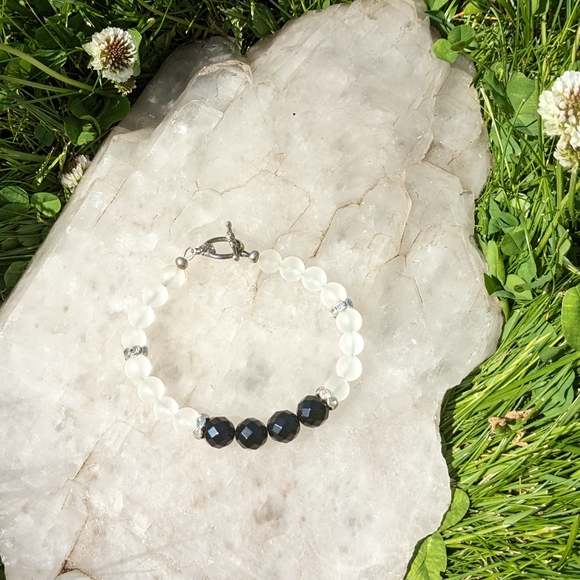 Handmade Faceted Black Onyx and Frosted Quartz Bracelet - Size 7" - Picture 5 of 8